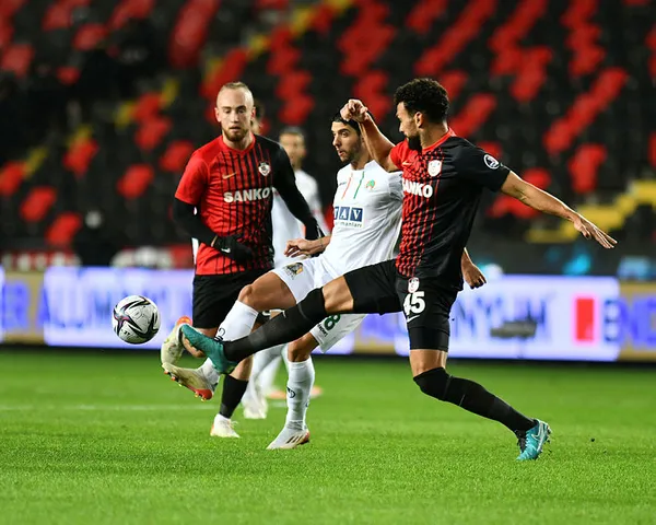 gaziantep-evinde-kazandi-gaziantep-fk-2-1-alanyaspor-mac-sonucu-1640199639966.jpg Gaziantep evinde kazandı! Gaziantep FK 2-1 Alanyaspor MAÇ SONUCU - 1