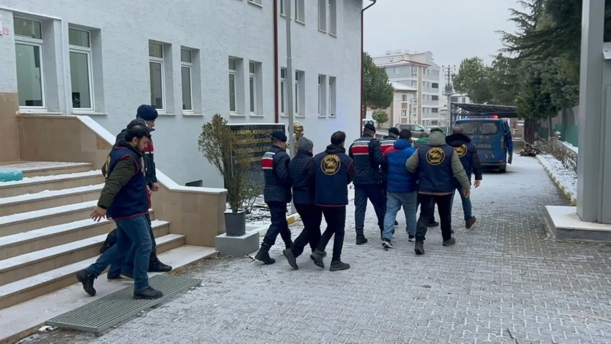 Yaşlı kadını dolandıranlar JASAT yakaladı