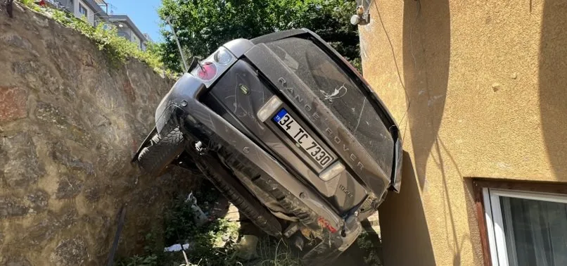 Yokuştan aşağıya kayan cip 5 katlı apartmanın boşluğuna düştü!
