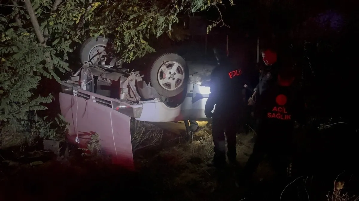 Polisten kaçan otomobil şarampole uçtu! Kazada alkollü sürücü ile yanındaki kadın yaralandı