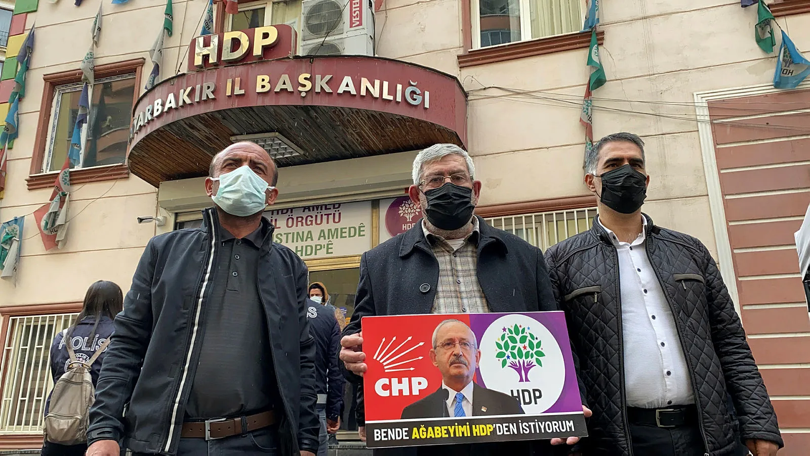 CHP Genel Başkanı Kemal Kılıçdaroğlu'nun kardeşi de evlat nöbetine katıldı! Ağabeyimi HDP'den istiyorum