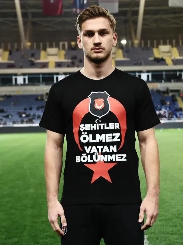 1703526264183.jpeg Beşiktaşlı futbolcular "Şehitler Ölmez Vatan Bölünmez" ve 12 şehidimizin isimlerinin yazdığı tişörtlerle ısınmaya çıktı - 1