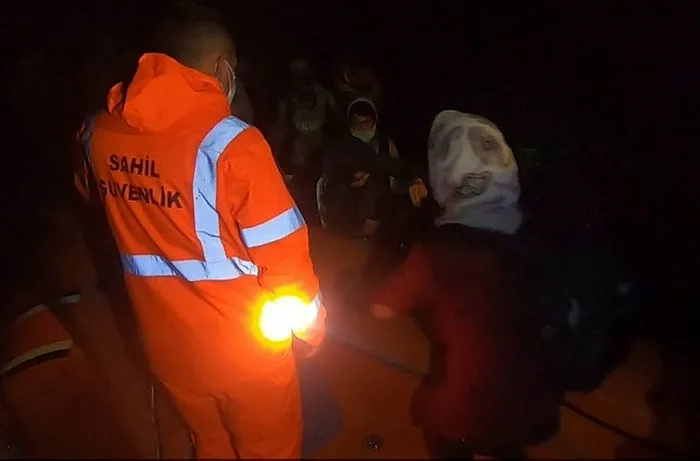 Pınar Adası'nda mahsur kalan 29 kaçak göçmen kurtarıldı - 1