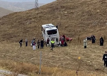 Sivas'ta yolcu otobüsü ile tır çarpıştı: 3'ü ağır 18 yaralı