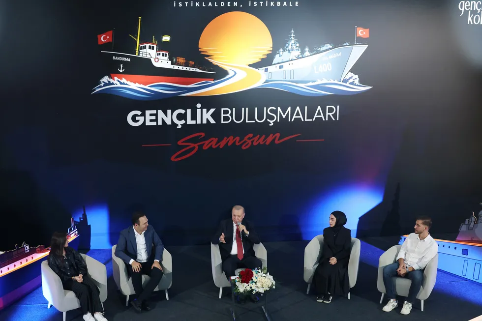 baskan-erdogan-genclerle-bas-basa-teror-belasi-bitti-hedef-kuresel-olcekte-huzur-1789417137306.jpg Başkan Erdoğan gençlerle baş başa: “Terör belası bitti, hedef küresel ölçekte huzur” - 3