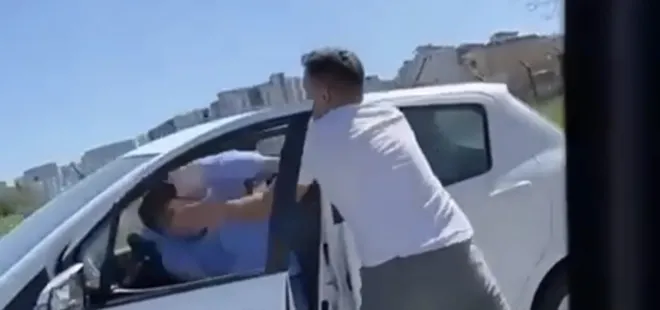 İki sürücü trafikte birbirine girdi! Yere yatırıp yumrukladı
