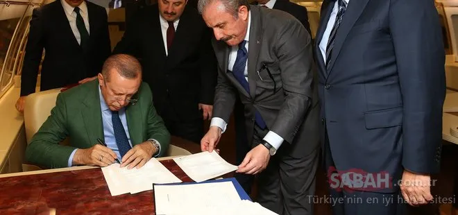 Cumhurbaşkanı Erdoğan uçakta Cumhur İttifakı protokolünü imzaladı