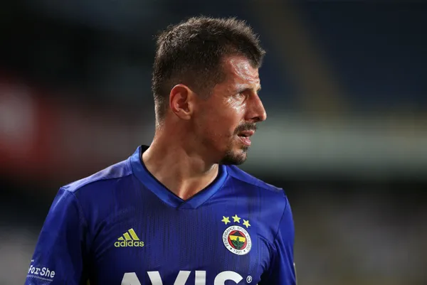 Emre Belözoğlu istifa mı etti? Fenerbahçe’den paylaşım geldi