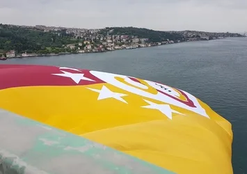 Galatasaray bayrağı köprüde