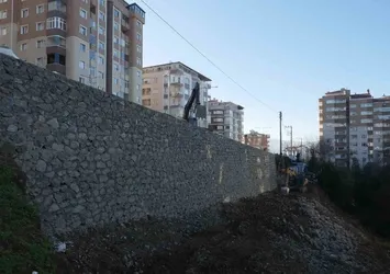 Çöken istinat duvarı onarılıyor