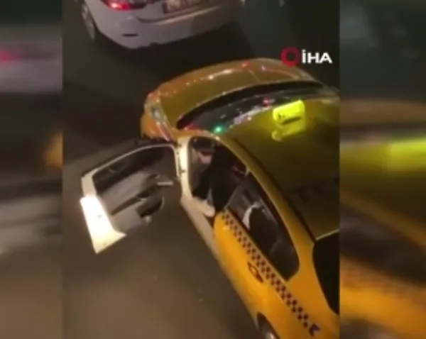 esenyurtta-yolcu-taksiciye-sur-lan-deyince-tansiyon-yukseldi-o-anlar-kamerada-1656312992737.jpg Esenyurt’ta yolcu taksiciye "sür lan" deyince tansiyon yükseldi! O anlar kamerada - 1