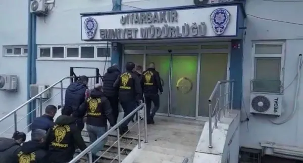 dolandiricilar-3-milyon-haksiz-kazanc-sagladi-turnusol-operasyonu-ile-12-supheli-yakalandi-1673765023804.jpg Diyarbakır'daki ekipler 3 ay 'Üçkağıtçılar Çetesi'ni izledi! 3 milyonluk vurgun yapan çetenin 12 üyesi Turnusol Operasyonu ile yakalandı - 1