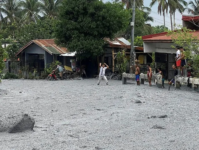 Filipinler'de volkanik patlama sonrası nehirden çamur ve kül akmaya başladı - 1