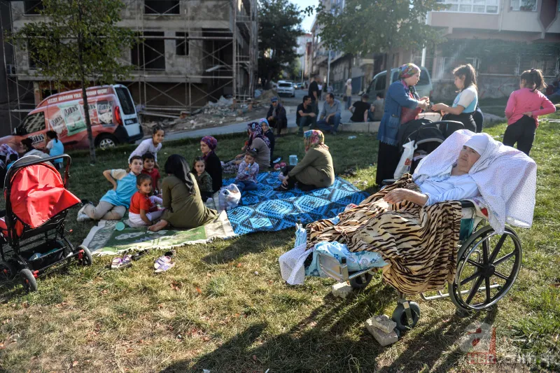 Deprem nedeniyle İstanbullular parklara akın etti 14