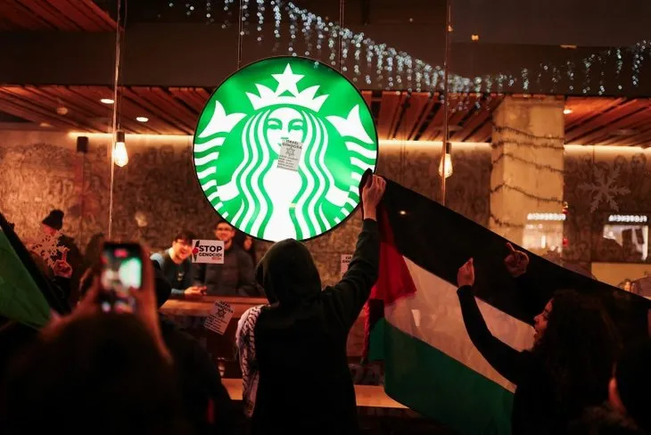 Katliam destekçisi Starbucks’a bir dava daha! Cinsel taciz ve çocuk işçi skandallarıyla gündeme gelmişti