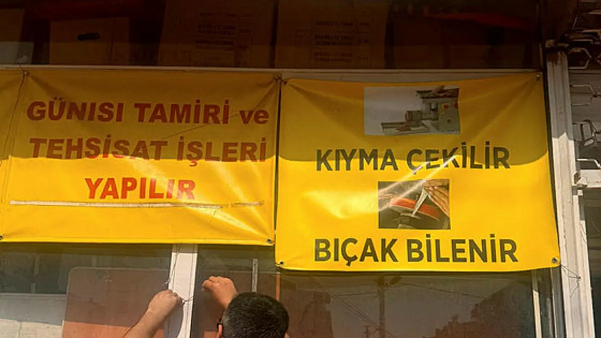 Antalya'da şaşkına çeviren afiş: Nalburda kıyma çekilir