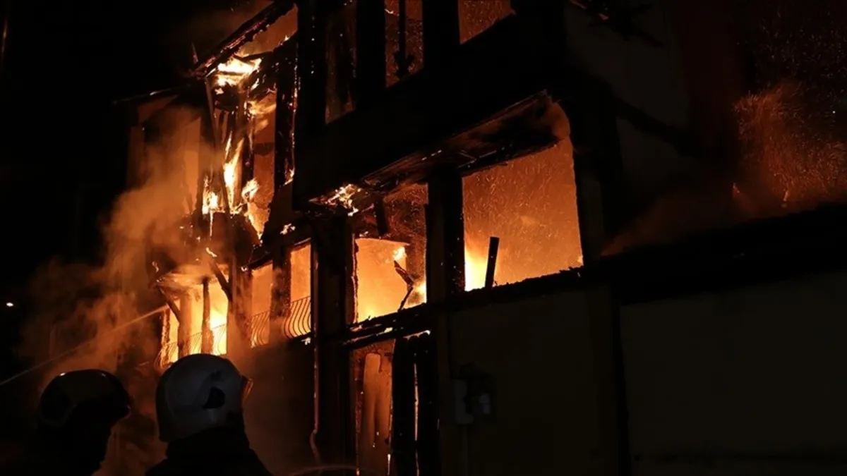 Apartmanı duman kapladı: 30 kişi son anda kurtarıldı