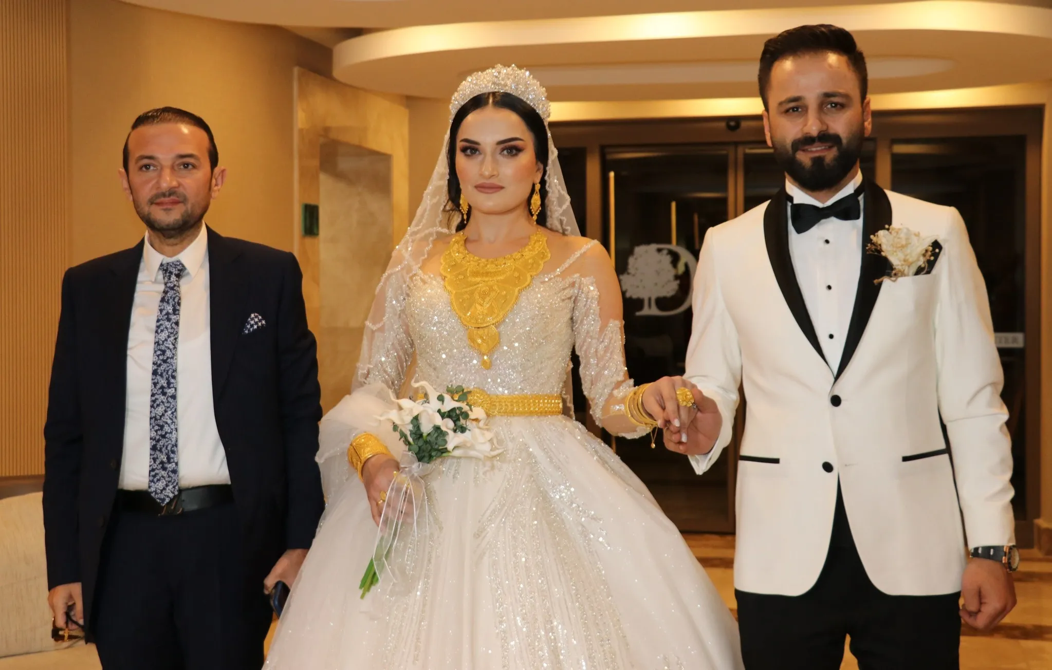 Aşiret düğününde gelin ve damada dudak uçuklatan takı!