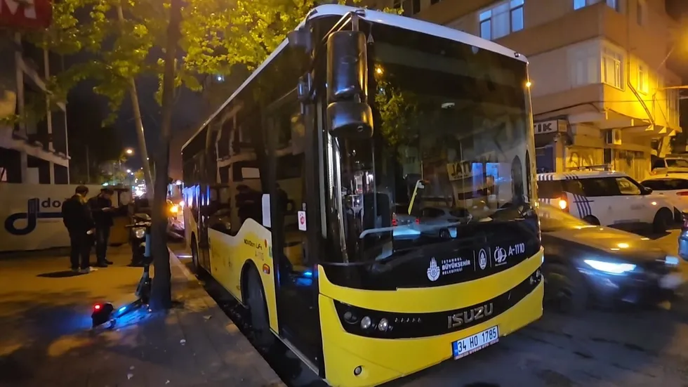 Fatih'te kaza! İETT otobüsünü delen demir yolcuyu yaraladı - 6