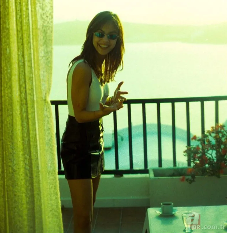 Ebru Gündeş gençlik fotoğrafını ‘hiç değişmedim’ diyerek paylaştı! O fotoğrafları görenleri şaşkına çevirdi 2