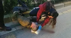 Motosikletli yayaya çarpıp kaçtı!