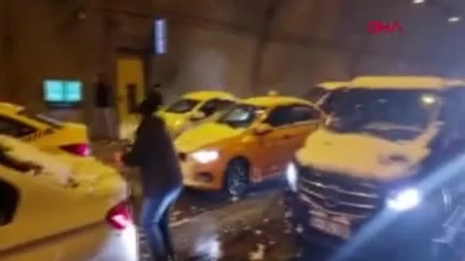 İstanbul'da kar aniden bastırdı! Yolda kalan sürücüler kartopu oynadı