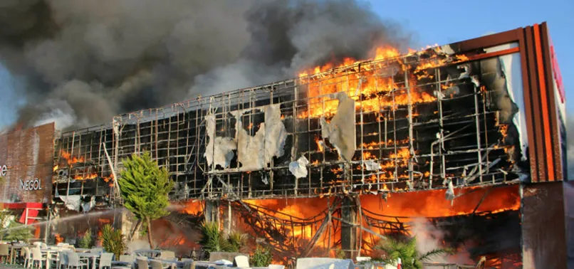 İzmir'de çıkan yangın alışveriş merkezini kül etti