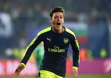 Arsene Wenger: Mesut Özil, Bergkamp gibi efsane olabilir