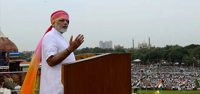 Hindistan iki yetkiliyi sınır dışı etti