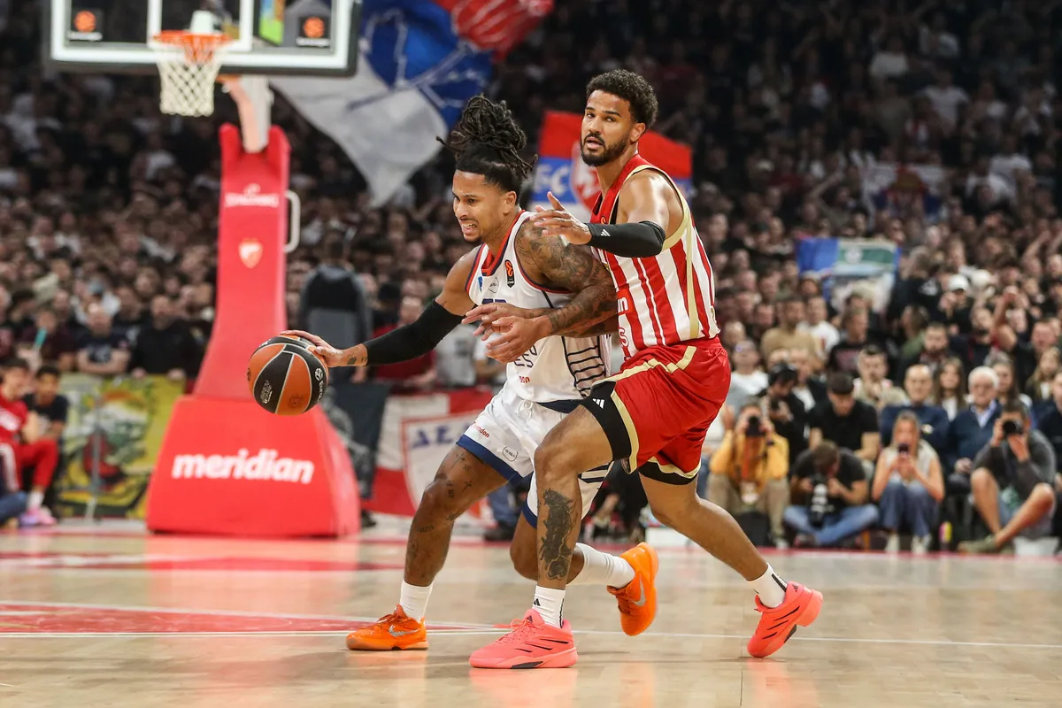 anadolu-efes-kizilyildiza-77-72-yenildi-mike-james-maci-tamamlayamadi-1790890990493.jpg Anadolu Efes, Kızılyıldız deplasmanında kaybetti! Mike James sakatlanarak sedyeyle çıktı - 1