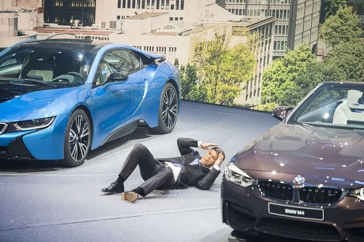 BMW’nin CEO’su sahnede bayıldı