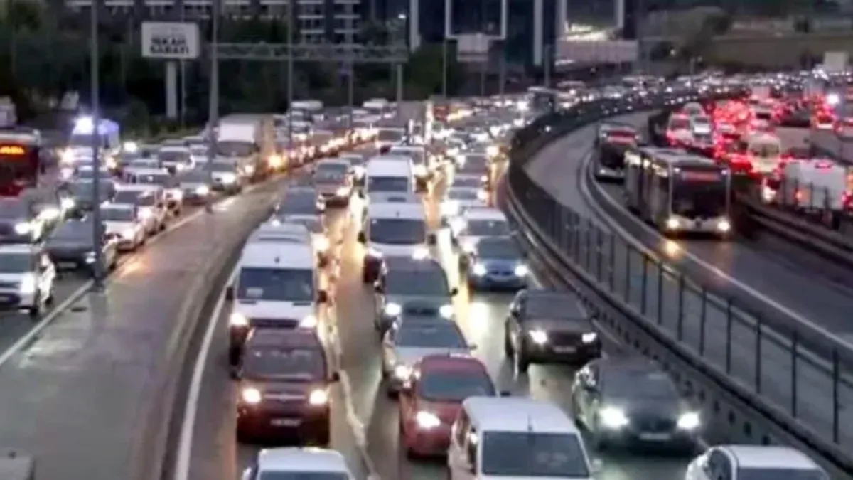 İBB’den E-5’te iş çıkışı asfalt çalışması: Avcılar yönünde trafik kilitlendi