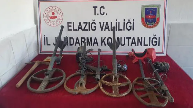 Elazığ’da kaçak kazı yapan 4 kişi suçüstü yakalanıp gözaltı - 1