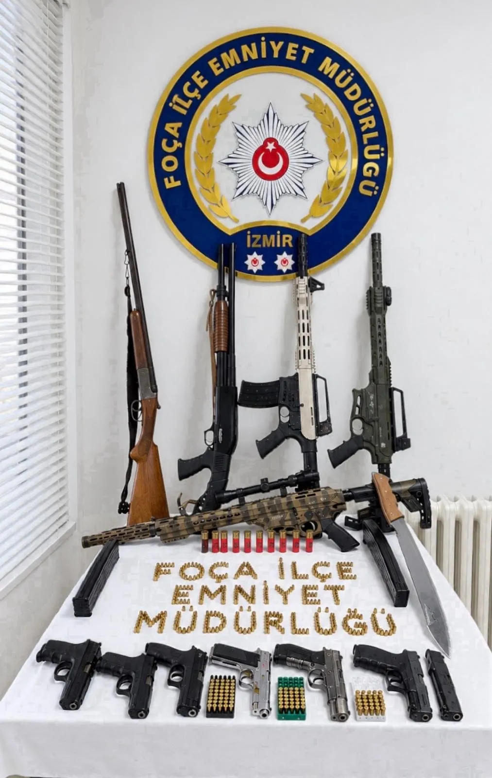 İzmir Foça'da düğünde havaya ateş açılmasıyla ilgili 14 şüpheli gözaltında: Evlerde silah ve mühimmat ele geçirildi