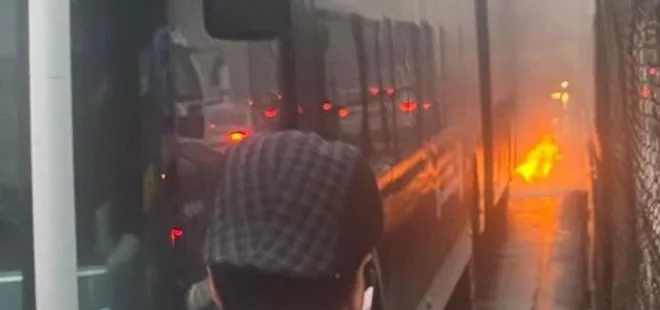 İstanbul'da ulaşım çilesi! Trafik kilitlendi metrobüste yangın çıktı! Vatandaş yine mağdur