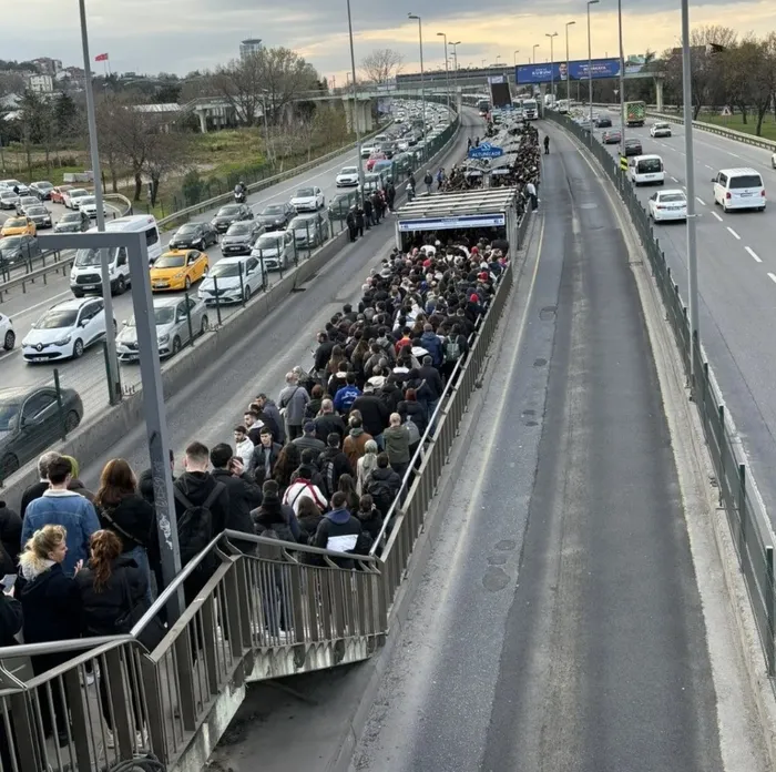 Son dakika | Altunizade'de metrobüs arızası! Uzun kuyruklar oluştu - 2