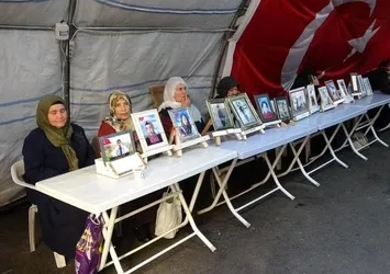 Evlat Nöbeti'ndeki acılı anneden yürek yakan feryat! PKK'dan kaç gel orası gerçek ve iyi bir yol değil