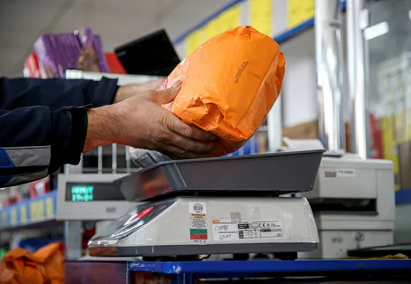 Zincir marketlere fiyat ve gıda denetimi! Un paketlerinde gramaj eksikliği! Tarihi geçmiş peynir ve ayranlar...