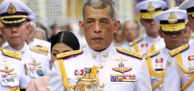 Tayland’da Kral’a destek: Saray önünde toplandılar