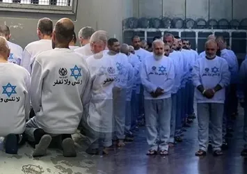 İşgalci İsrail'den esir takasında skandal! Filistinli esirlerin üzerinde tepki çeken kıyafetler ve yazılar