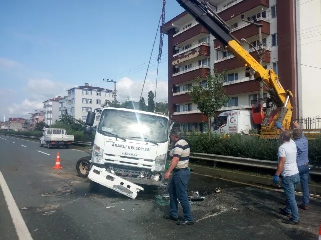 Çöp kamyonu devrildi! Trafikte metrelerce kuyruk oluştu - 2