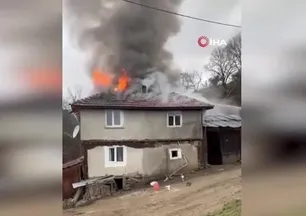 Kastamonu'da 2 katlı ev alev alev yandı