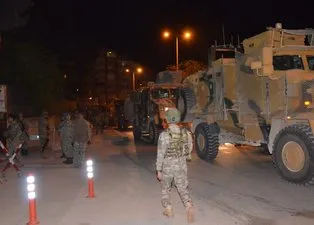 Suriye sınırına komando ve zırhlı araç sevkiyatı
