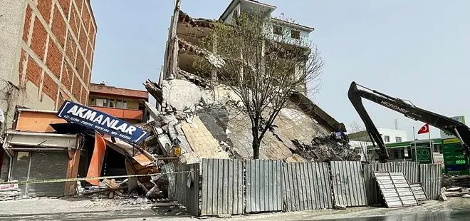 Esenler’de büyük panik! Kontrollü yıkım sırasında 5 katlı bina çöktü