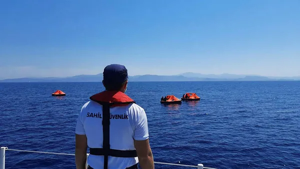 Aydın'da Yunanistan'ın Türk karasularına ittiği 75 kaçak göçmen kurtarıldı - 2
