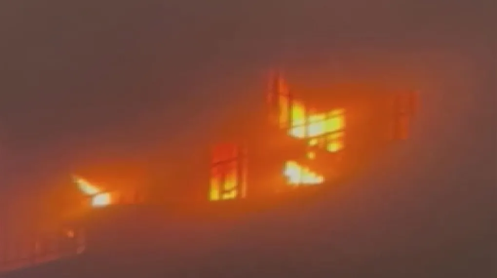 Bağcılar'da karton bardak imalathanesinde yangın