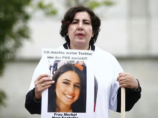 Almanya’da kızı PKK tarafından kaçırılan anneden Başbakanlık önünde pankartlı eylem