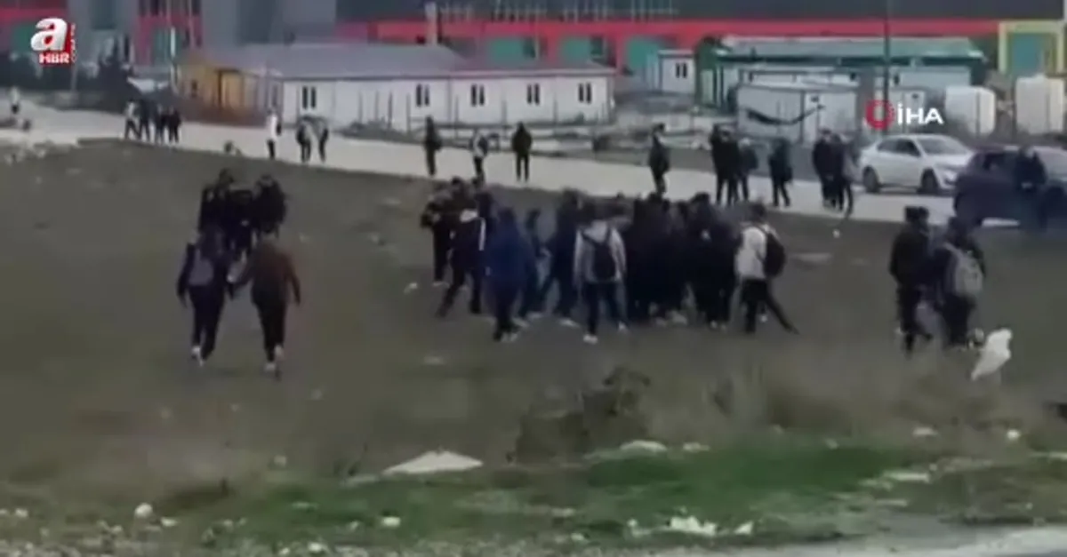Okul önü savaş alanına döndü
