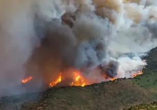 ABD'nin Colorado eyaleti alevlere teslim