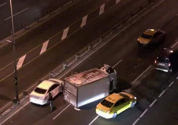 Şişli'de kamyonet devrildi